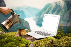 Workation devine noua tendință a angajaților români (sursă foto - Travel Daily Media)