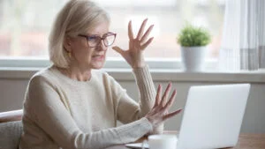 femeie supărată, vârstă pensionare, pensie