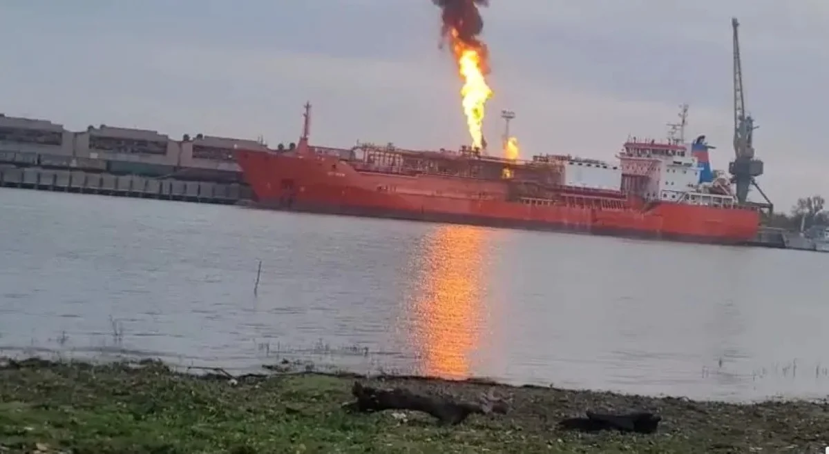 UPDATE: Focul de pe nava cu GPL a fost stins. Locuitorii din Plauru pot reveni la casele lor