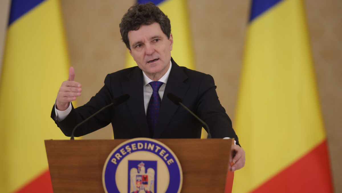 Gratuit pentru fetele şi băieţii cu vârsta cuprinsă între 11 şi 26 de ani! Președintele României a semnat decretul