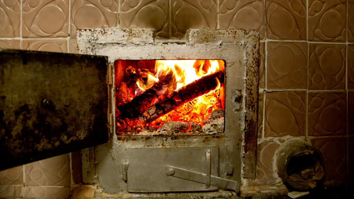 Avertisment pe timp de iarnă dacă stai la casă. Românii care au sobă pe lemne pot pierde o mulțime de bani