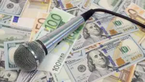 Când economia se clatină, boxele se aud din ce în ce mai tare