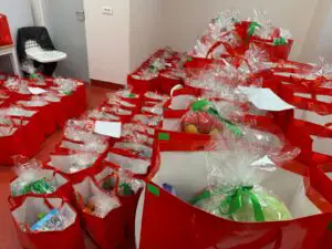 Jucării și bunătăți pentru 300 de copii internați la spitalele Grigore Alexandrescu și Dr. Victor Gomoiu, din partea lui Moș Crăciun