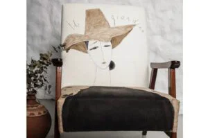 Artista Irina Marinescu este pasionată de lucrurile vintage, se ocupă de curatoriat, creează haine din produse reciclate și personalizează manual anumite obiecte vestimentare. (Sursă foto. Arhiva personală)