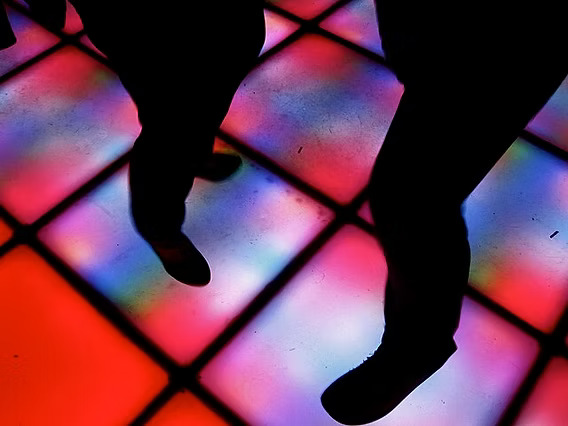 Perioadele de recesiune nu doar că modifică bugetele și obiceiurile de consum, ci modelează și gusturile muzicale. (sursă foto: The Saint Newspaper)