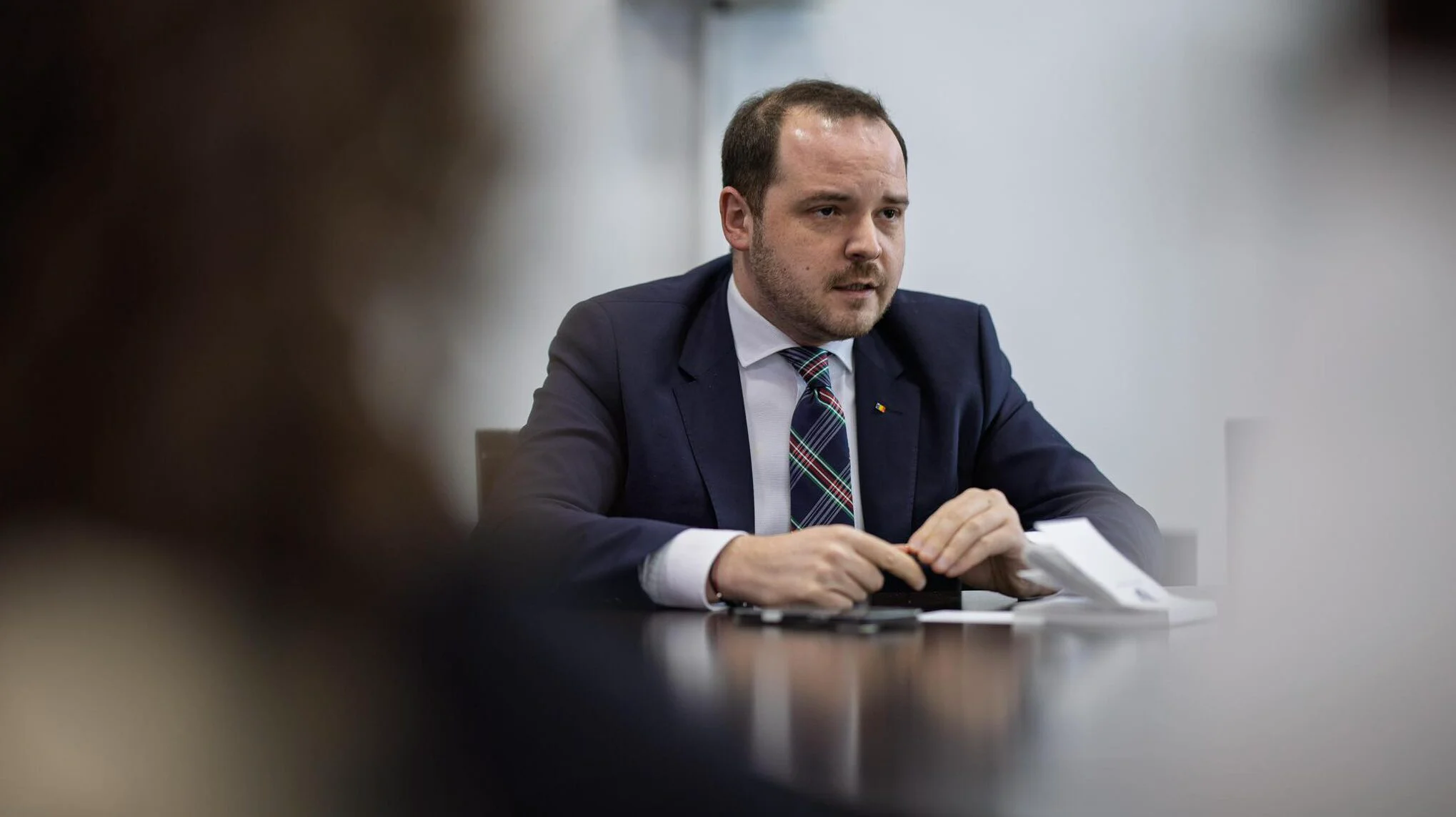 Vaccinarea în declin . Alexandru Rogobete : Nu este normal ca persoane cu pregătire medicală să îndemne publicul să nu - și vaccineze copiii