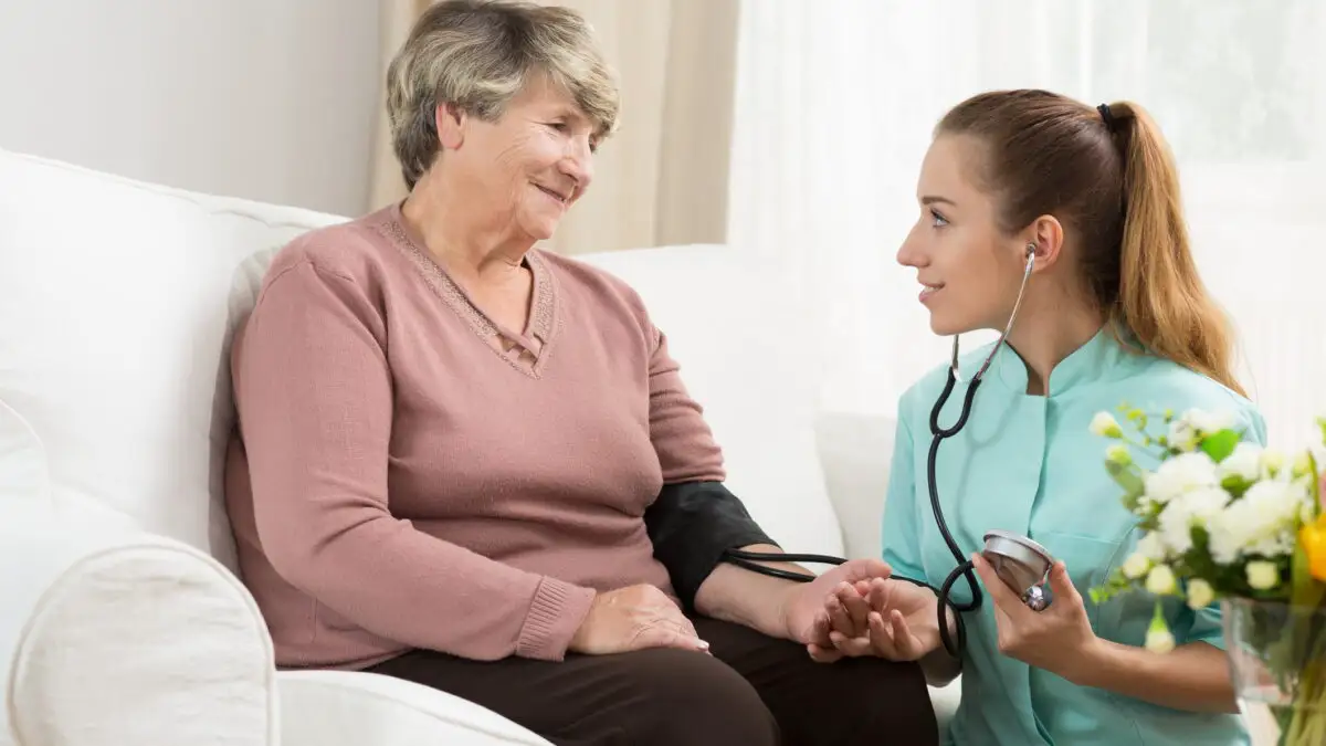 Cine poate primi consultații și îngrijiri medicale sau paliative la domiciliu. Legislația CNAS pentru pacienții asigurați