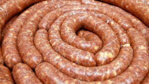 Crăciun 2025. Ce este mai avantajos să faci cârnați în casă sau să-i cumperi