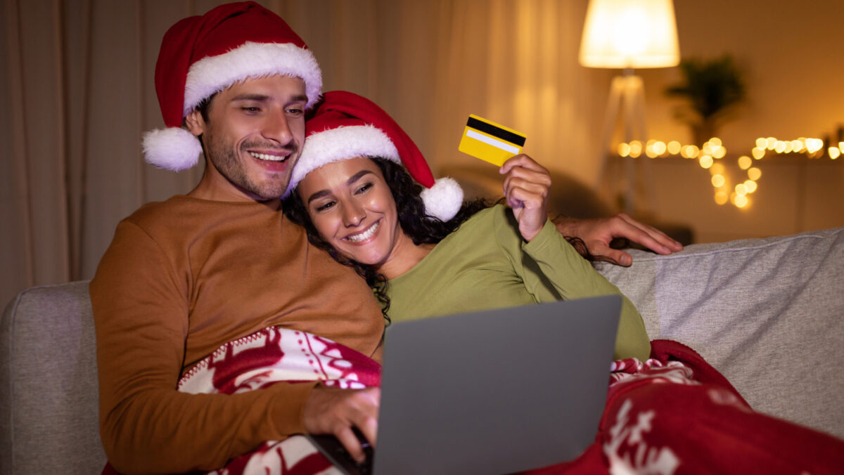 Românii dau iama în cardurile de credit de Sărbători. Avertismentul specialiștilor: Rata să nu fie mai mare de 5% din venituri