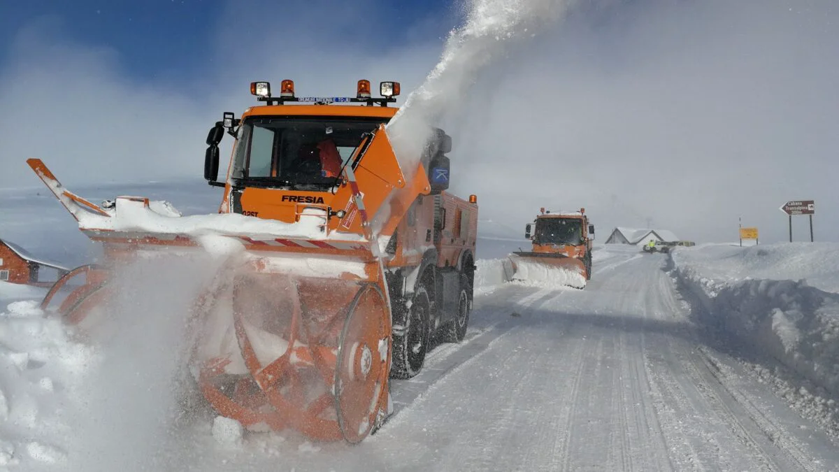 Restricții de circulație în România. Iarna a pus stăpânire pe țară. Ce drumuri sunt blocate din cauza ninsorilor