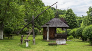Fântână într-o curte tradițională din mediul rural