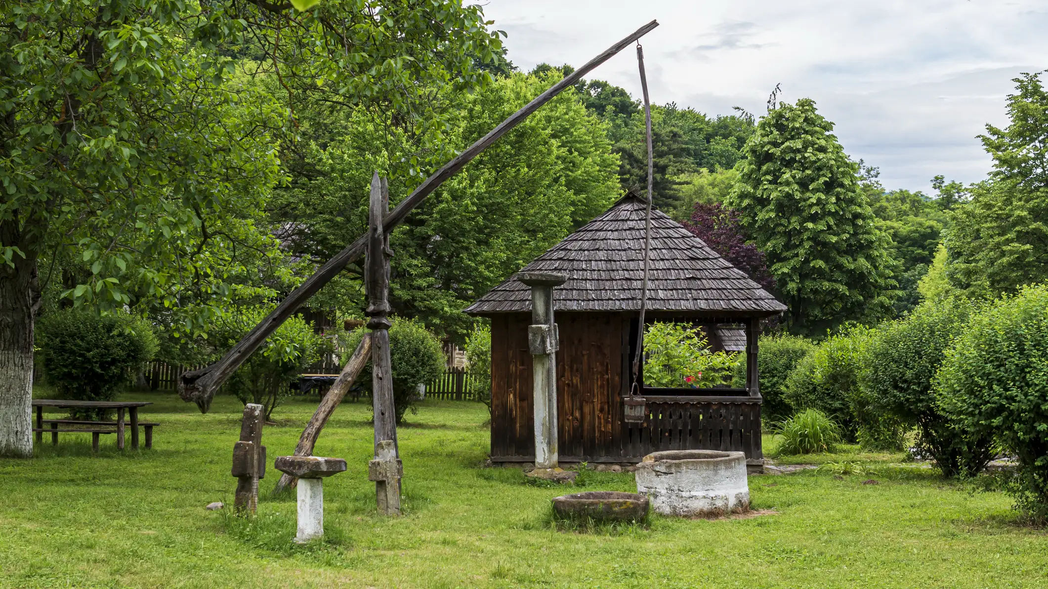 Fântână într-o curte tradițională din mediul rural