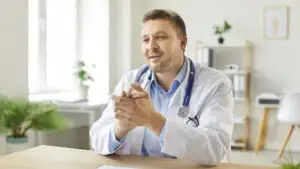Țara din UE care vrea să elimine asistența medicală gratuită pentru pensionarii din afara blocului comunitar