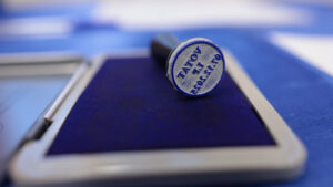 Proces electoral pentru alegerea primarului general al capitalei la o secție de votare din București, 7 decembrie 2025