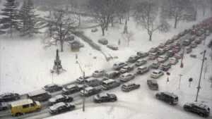 Iarnă, zăpadă, ninsoare, trafic, mașini