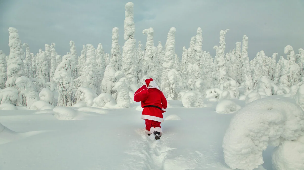Destinații de iarnă în 2025. Cât costă o vacanță în Satul lui Moș Crăciun din Laponia. Popularitatea vine cu un preț