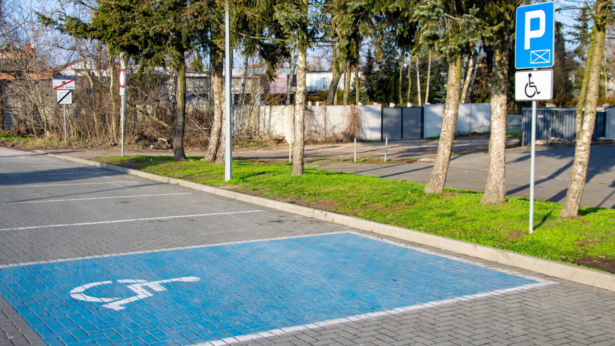 Noi reguli la parcare. Se eliberează carduri persoanelor cu dizabilități. Proiectul de lege a trecut de Senat