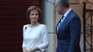 Majestatea Sa Margareta, Custodele Coroanei