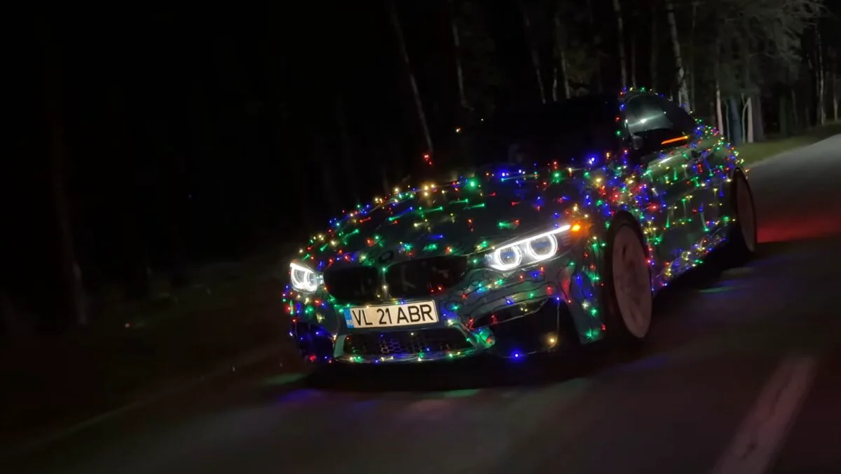 Mașină decorată cu luminițe de Crăciun