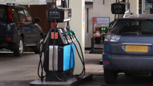 Mașini într-o benzinărie