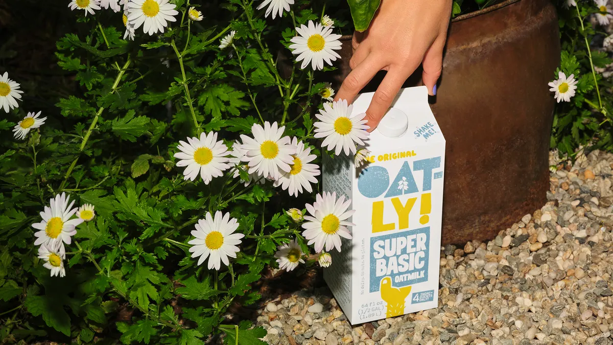 Oatly esteproducătorul suedez de lapte pe bază de ovăz care evită marketingul clasic și se promovează printr-o identitate umoristică și neconvențională. (sursă foto: fooddive.com)