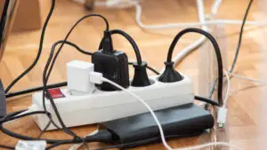 Adevărul despre încărcătoarele lăsate în priză. Câtă energie consumă și câți lei adaugă la factura de curent