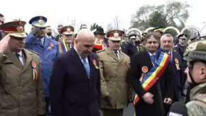 Ilie Bolojan, huiduit la Alba Iulia. Susținătorii lui Simion și ai lui Călin Georgescu i-au cerut demisia