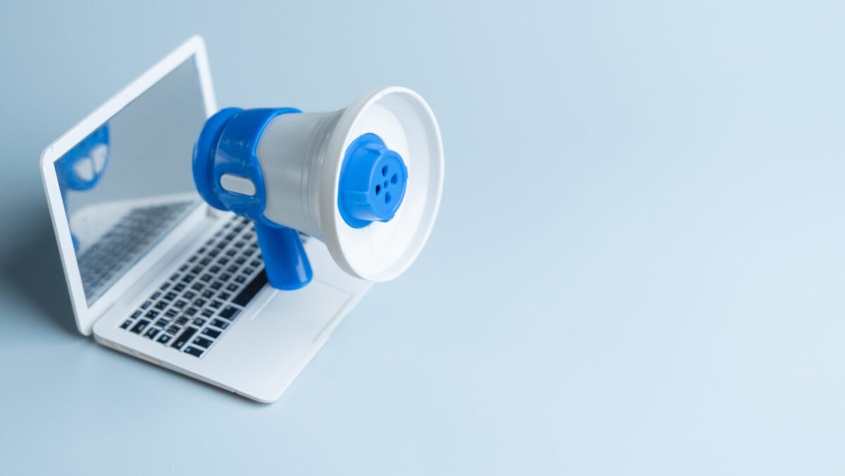 Cine sunt oamenii din spatele rețelei care a influențat campaniile lui Călin Georgescu și Simion. Au exploatat nostalgia pentru un trecut glorios