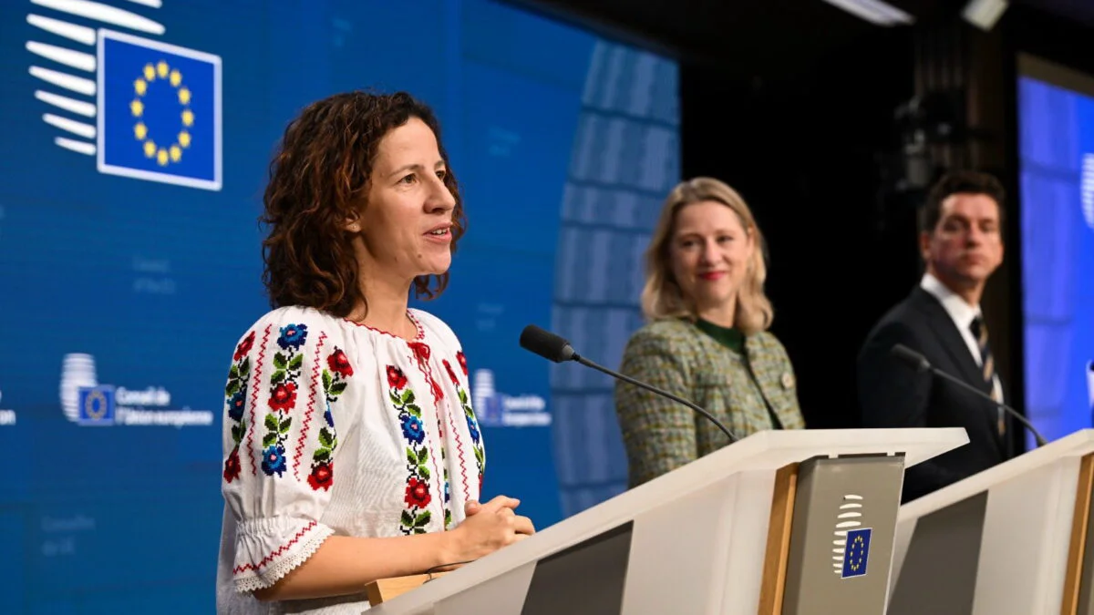 Reguli noi și protecție sporită pentru angajații din Uniunea Europeană. Roxana Mînzatu: Introducem și garanția pentru competențe