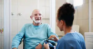 Se caută personal în această țară, iar salariile au crescut. Cât primește un îngrijitor pe oră