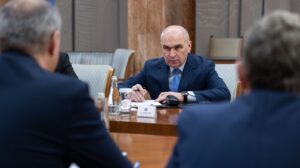 Salariului minim pentru 2026. Premierul anunţă o decizie înainte de sărbători Până la Sărbătoarea Crăciunului, va fi luată o decizie