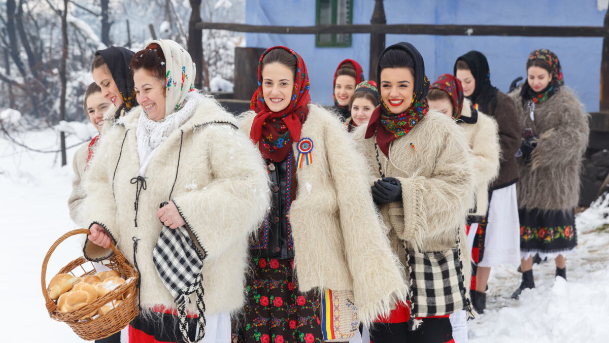 Tradiții populare de Crăciun. Ce făceau străbunii noștri în sfânta zi de Crăciun pentru a atrage prosperitatea și a alunga spiritele rele