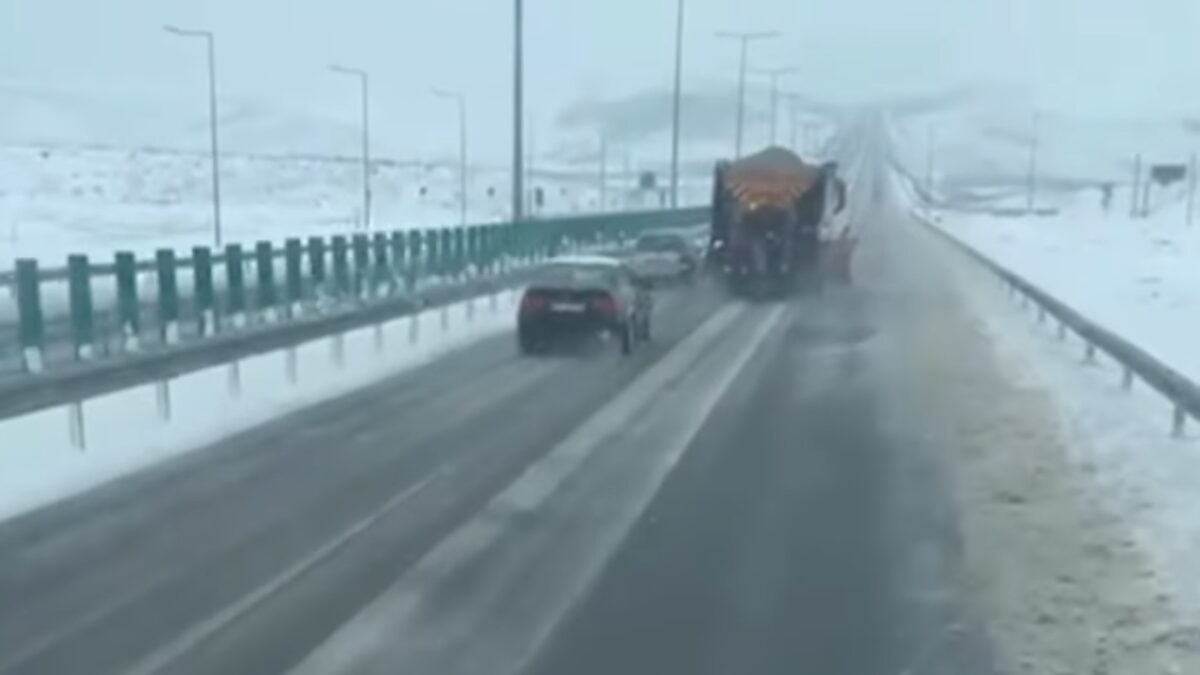 Avertisment de iarnă pentru șoferi. Cum se circulă corect când apar utilajele de deszăpezire: Risc major de avarie