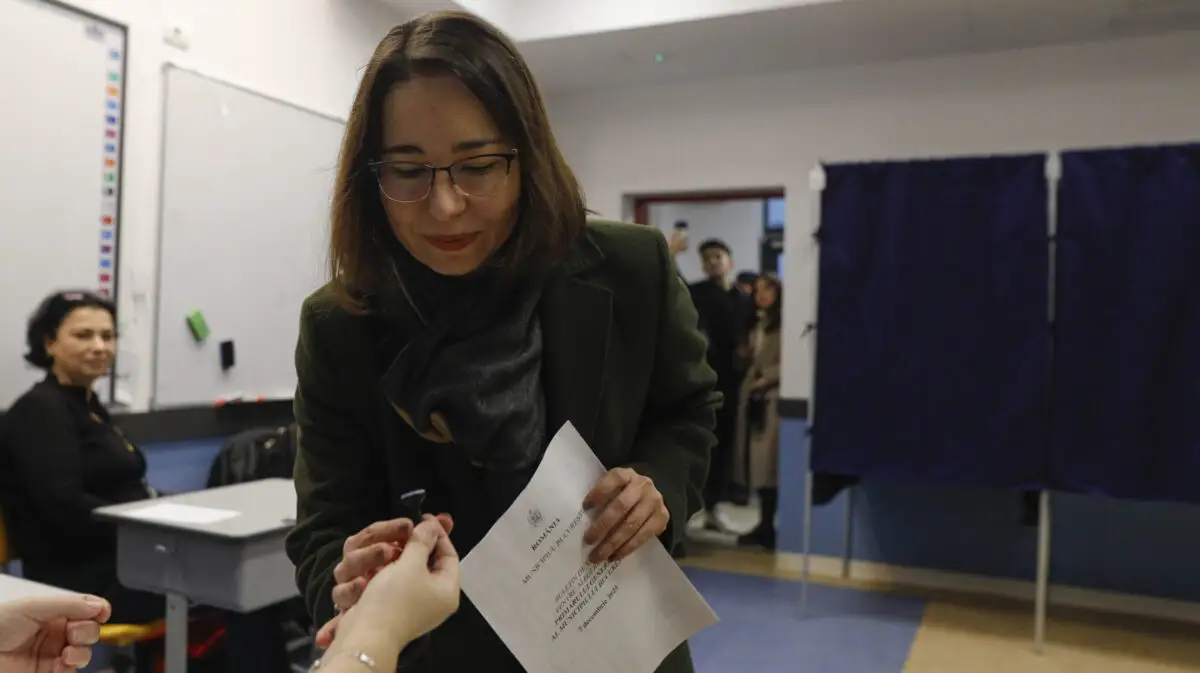 Ana Maria Ciceala, candidat SENS la alegerile locale parțiale pentru funcția de primar al Capitalei, votează, în București, duminică, 7 decembrie 2025. Inquam Photos / Mălina Norocea