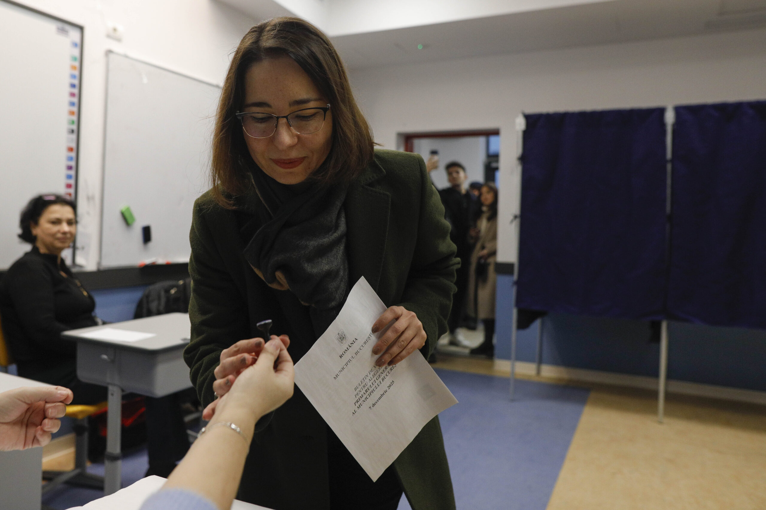 Ana Maria Ciceala, candidat SENS la alegerile locale parțiale pentru funcția de primar al Capitalei, votează, în București, duminică, 7 decembrie 2025. Inquam Photos / Mălina Norocea