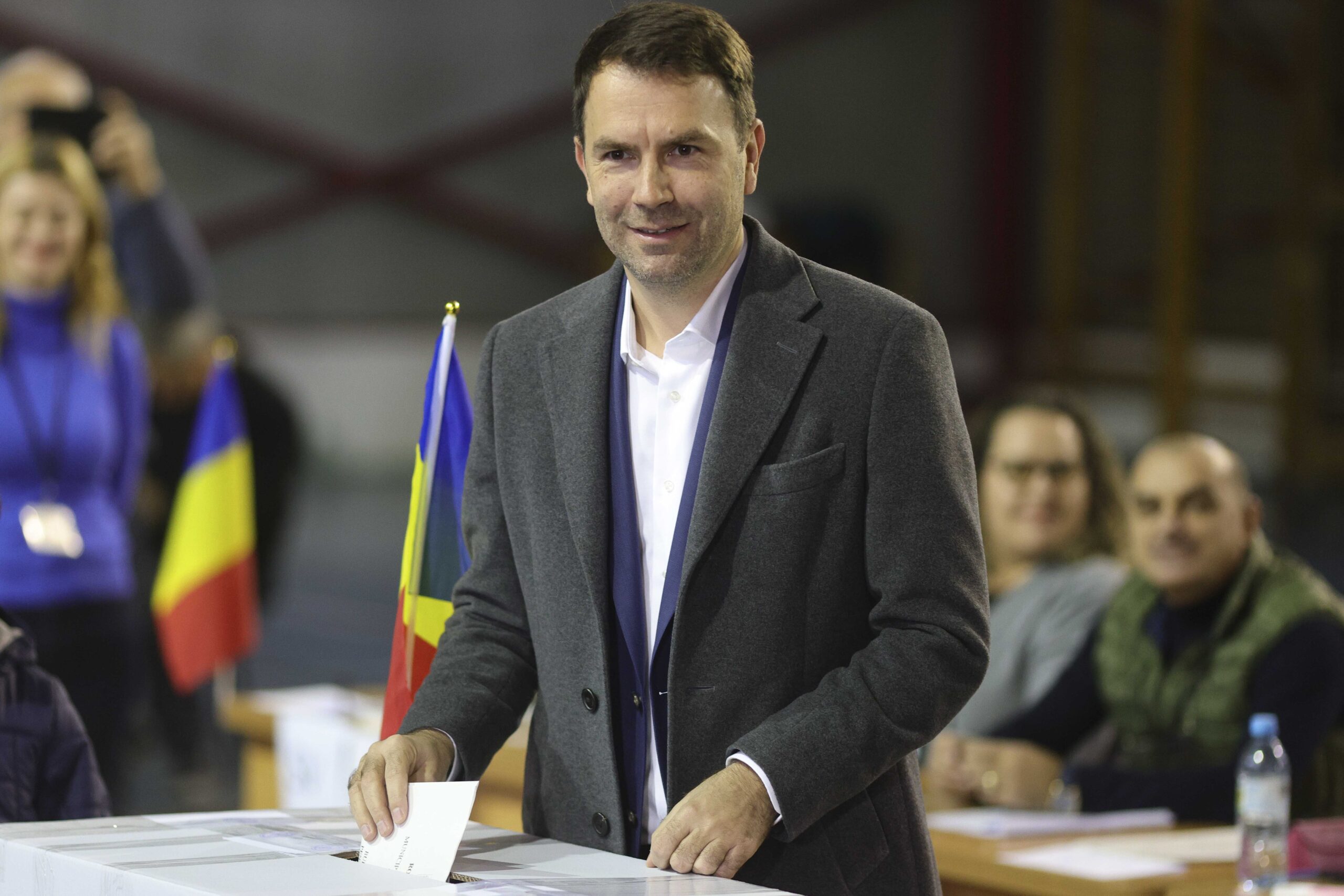 Catalin Drula voteaza la o sectie din Bucuresti, 7 decembrie 2025.