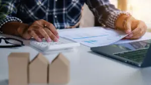 Lege la bloc în România. Persoanele obligate să obțină certificat de calificare profesională. E valabil doar 4 ani