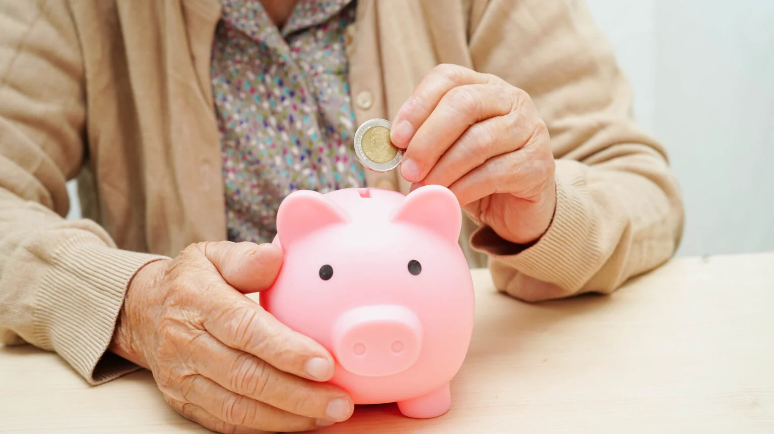 Ajutor financiar pentru pensionari. Când intră prima tranșă. Românii ...