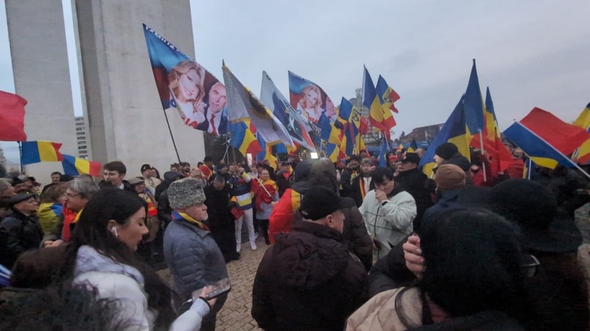 Steaguri imense imprimate cu chipurile soţilor Călin şi Cristela Georgescu. Ce s-a întâmplat la Alba Iulia