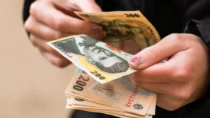 angajat bani salariu