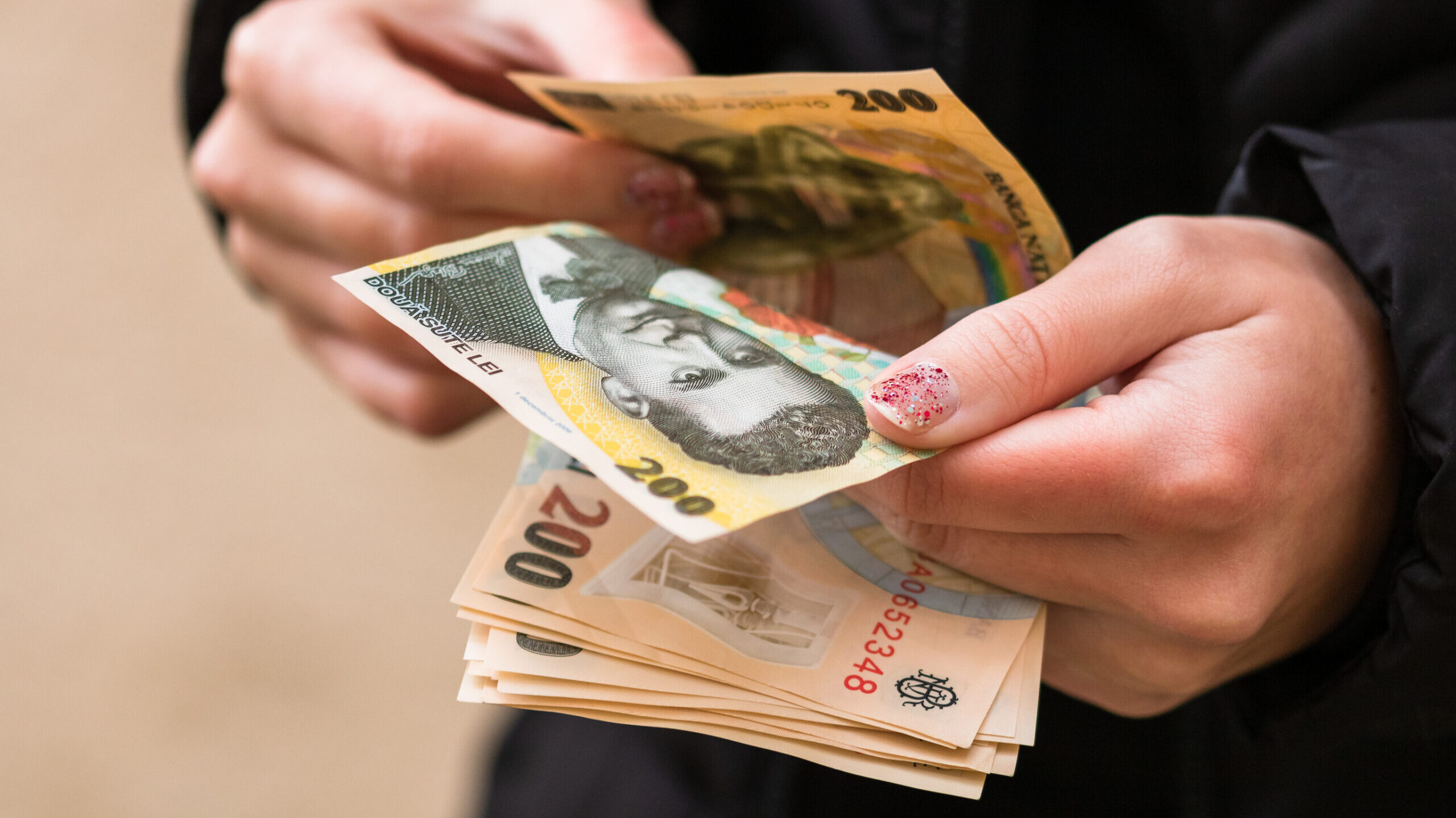 angajat bani salariu