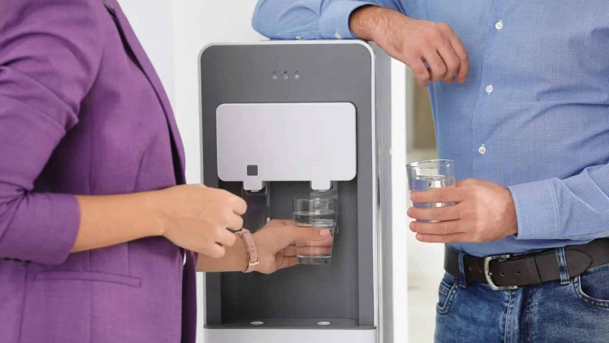 Apă gratuită. Legea s-ar putea schimba în România: Toate instituțiile publice, de la școli până la judecătorii, vor fi obligate să o asigure