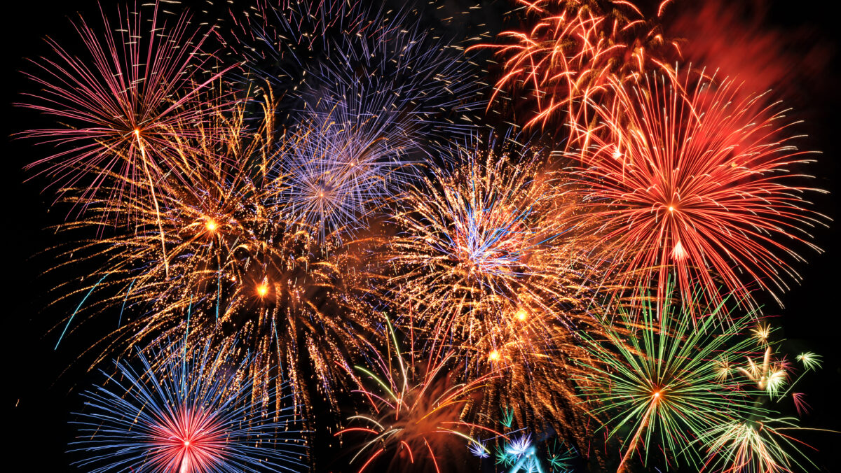 Taxă pe minut pentru artificii. Bucureștiul limitează drastic utilizarea lor. Ce trebuie să facă cei care vor artificii la evenimente private