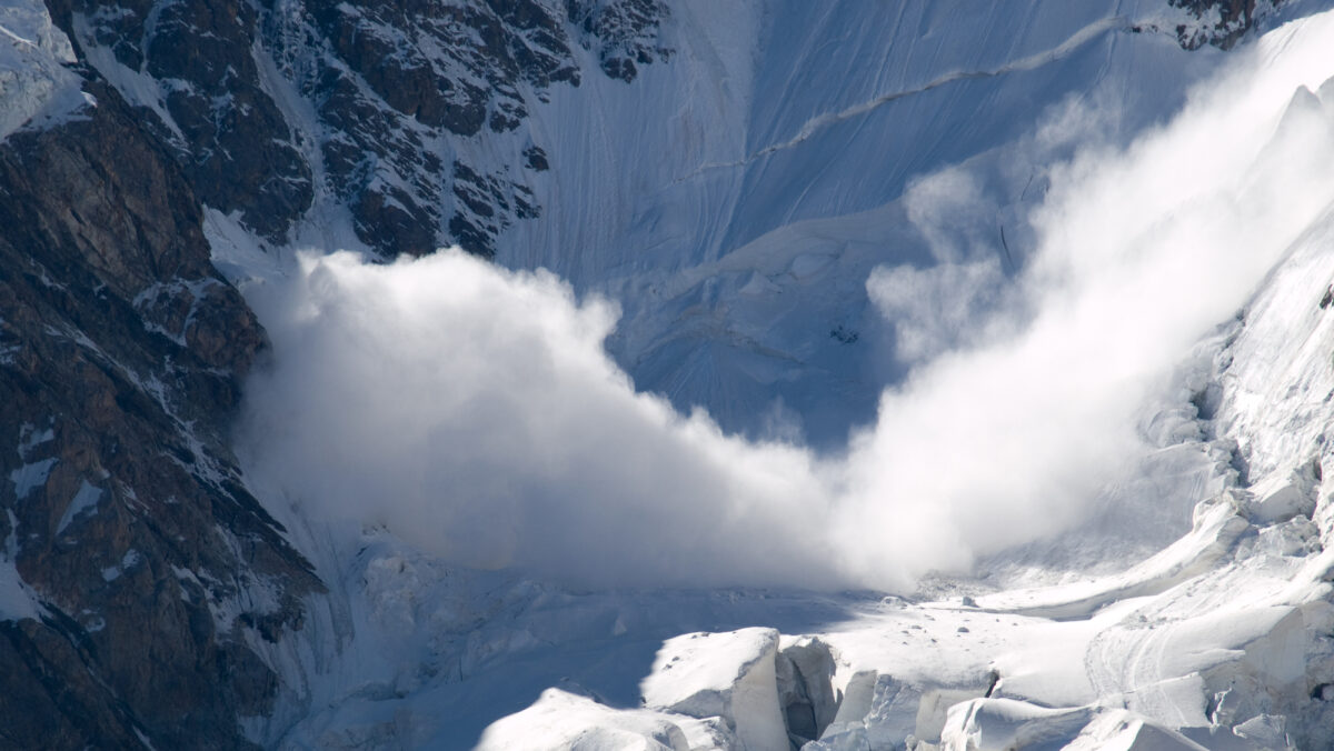 Risc de avalanșe în România. Avertisment pentru cei care petrec Crăciunul la munte. Ce zone sunt vizate