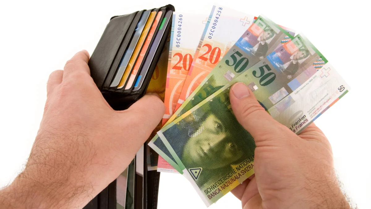 Cea mai puternică monedă a lumii explodează. Ce se întâmplă cu dolarul