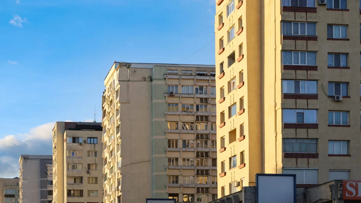 Interzis pentru românii care stau la bloc. Trebuie să cheme poliția locală. Locatarii riscă să fie plasați sub control judiciar