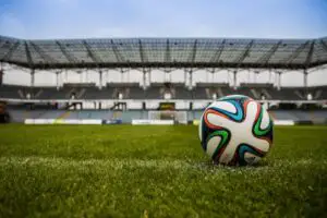 De la terenul de cartier la marele meci: cum alegi mingea și echipamentul potrivit pentru fotbal