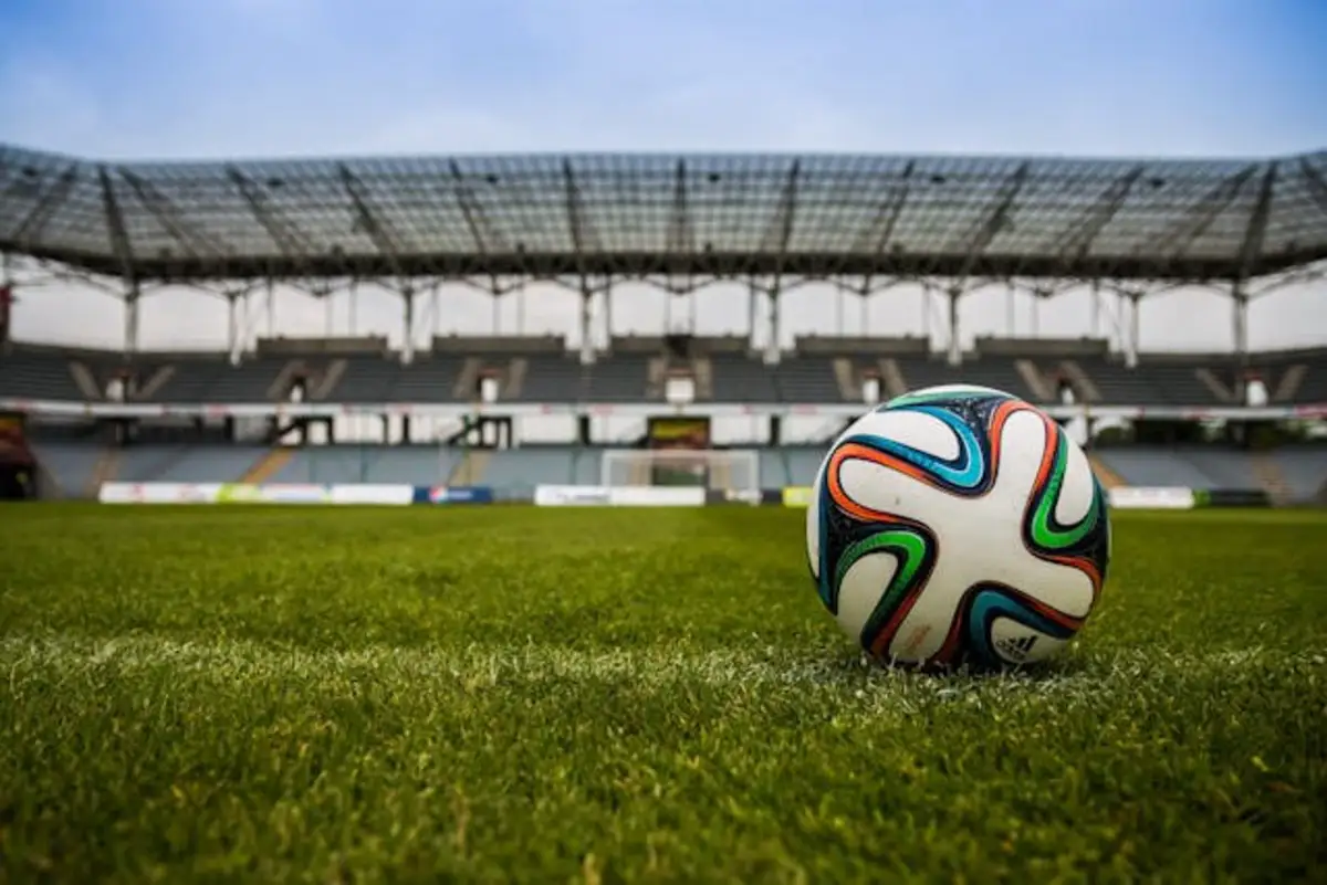 De la terenul de cartier la marele meci: cum alegi mingea și echipamentul potrivit pentru fotbal