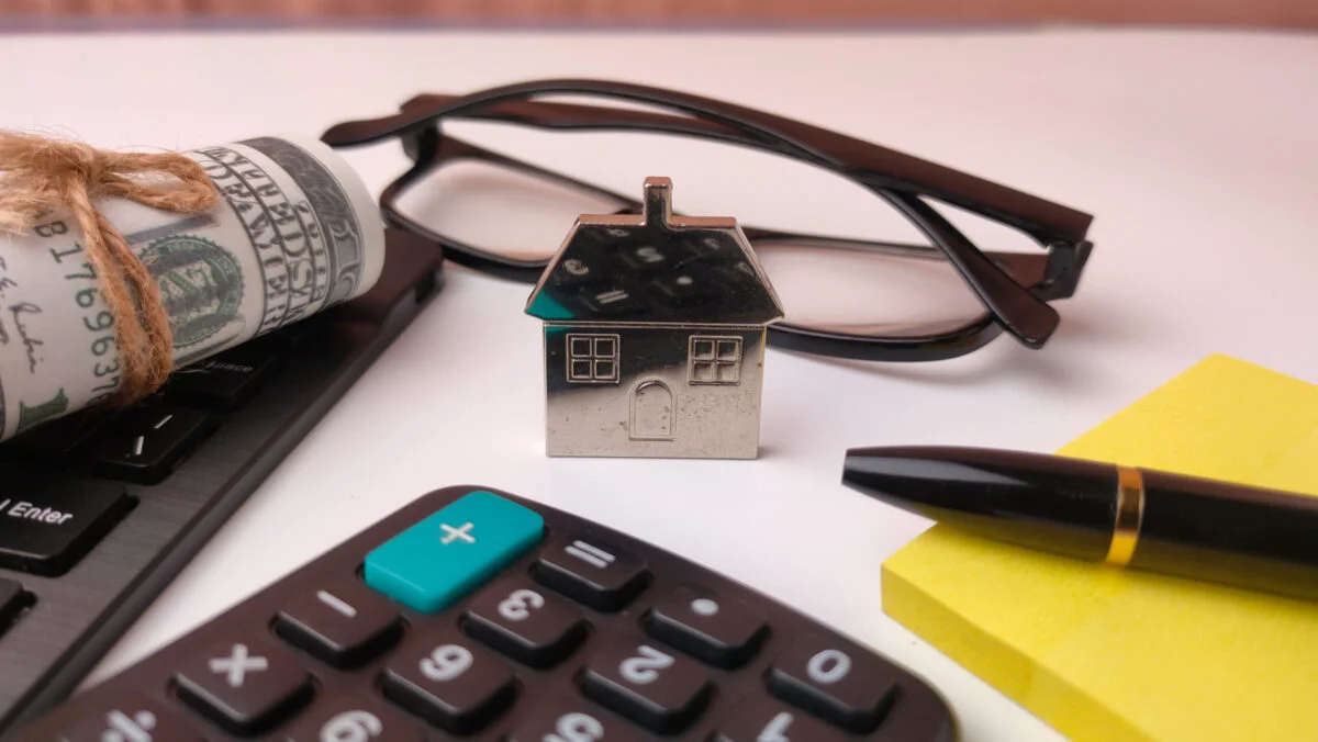 Închirierea unei locuințe în România. Reguli pentru proprietari și chiriași privind banii datorați ANAF