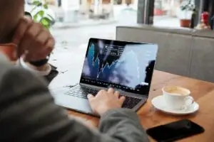 Piața Forex explicată pe înțelesul tuturor: cum începi tranzacționarea valutelor
